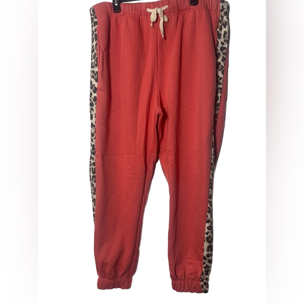 NWOT Zenana Outfitters Coral and Chetah Print French Terry Workout Joggers